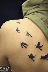 一群受歡迎的小鴿子紋身設計