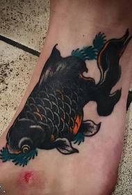disegno del tatuaggio pesce rosso nero sul piede