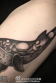 Model de tatuaj cu delfini pe coapsă