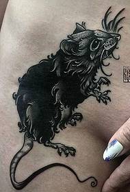 unha impresionante e enorme tatuaxe de corvo na costela lateral