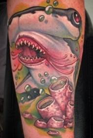 zēnu rokas krāsotas ģeometriskas vienkāršas līnijas mazu dzīvnieku haizivju tetovējuma attēlus