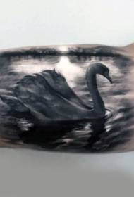 Μεγάλη πραγματική ρεαλιστική μοτίβα τατουάζ μαύρο κύκνο λίμνη