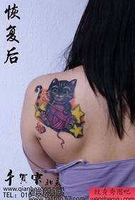 красиви рамене сладък и красив модел на татуировка на котка