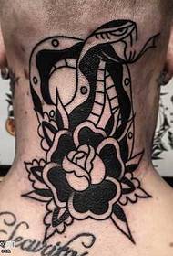 uzorak za tetoviranje totemske zmije na vratu