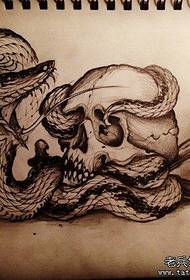 ett vackert klassiskt manuskript för tatuerad orm och skalle