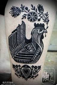 kājas melnbaltā gaiļa tetovējuma raksts