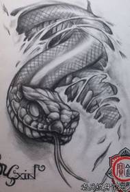 serpenta tatuaje mastro: ŝiri serpentan tatuan ŝablonon