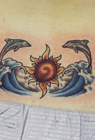 Spalvotas delfinų jūros tatuiruotės raštas