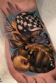 stopa realistické včelí tetování vzor