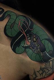 padrão de tatuagem de cobra verde ombro