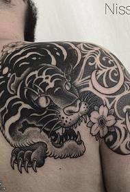 patró de tatuatge de lleopard a l'espatlla