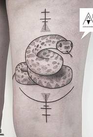 një pikë e tatuazhuar një model tatuazhesh gjarpri