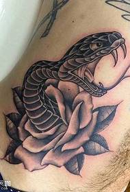 Vzor tetovania v páse Snake