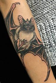 小臂蝙蝠纹身图案