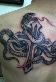 umăr un model de tatuaj de șarpe încrucișat