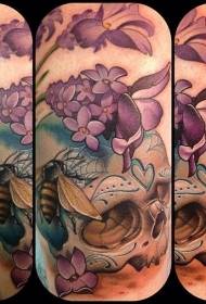 crâne de belle couleur combiné avec un motif de tatouage floral et abeille