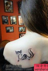 流行的美女背部狐狸纹身图案