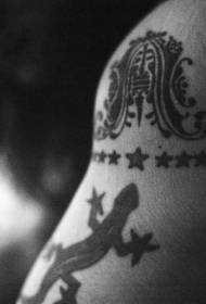 lagarto negro con estrellas insignia tatuaje patrón