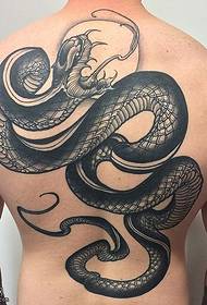 un patrón de tatuaje de serpiente en la espalda