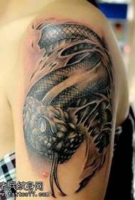 Рука татуировки змея