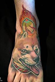 naslikani uzorak tetovaža pasa na stopalu