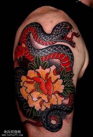 wzór tatuażu klasyczny wąż ramię