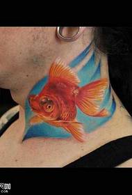 脖子上的金魚紋身圖案