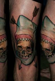 Нова традиционна цветна акула на коляното с модел на татуировка със стрелка