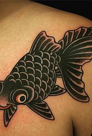 Modèle de tatouage de poisson rouge d'épaule