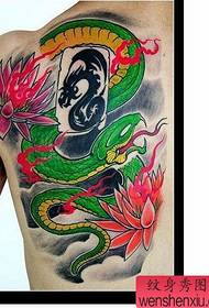 Iphethini le-Snake tattoo: Amaphethini we-Underer Snake Lotus Tatus