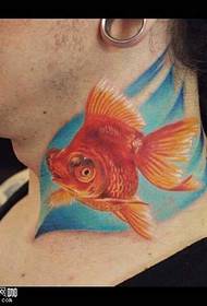 model tatuazhi i peshkut të artë në qafë