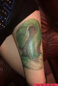 цветная татуировка змеи на красивых ногах