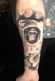 Monkey Tattoo: Cov txheej txheem zoo saib ntawm liab-gorilla-themed dub-grey tattoo qauv