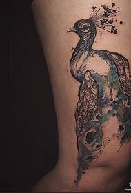 大腿孔雀泼墨线条纹身图案