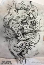 Qaabka loo yaqaan 'Cobra skull tattoo'