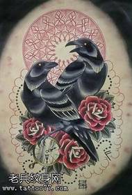 manuscrito clásico realista dos deseños de tatuaxes de corvos