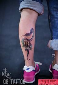 uzorak tetovaža zmija popularan na nozi