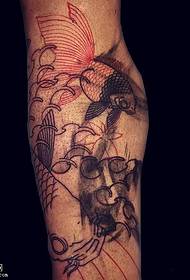 teļa iešūtās tintes zelta zivtiņas tetovējums