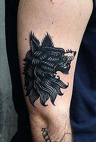 Na ramenu obrisan crni panter uzorak tetovaže