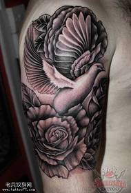 大臂修女白鸽玫瑰纹身图案