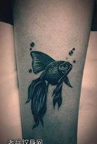 腿部黑金鱼纹身图案