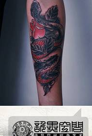 braț frumos model de tatuaj șarpe clasic alb-negru
