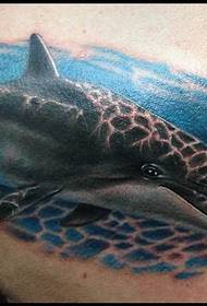 一款漂亮的海豚纹身图案
