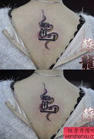 dievča späť had s písmenom tetovanie vzorom