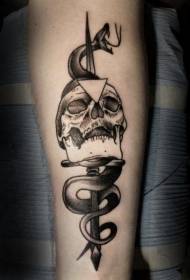 Čierna popol dýka prepichol lebku a had tetovanie vzor
