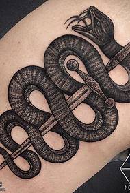 an arrow of the thigh wearing a snake tattoo pattern