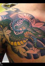 어깨 녹색 뱀 문신 패턴