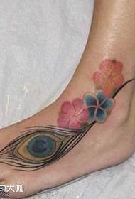 Patrón de tatuaje de flor de pavo real de pie