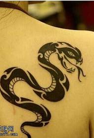 Patrón de tatuaje de tótem de serpiente de hombro