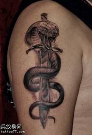Brazo Cuchillo Piercing Serpiente Tatuaje Patrón
